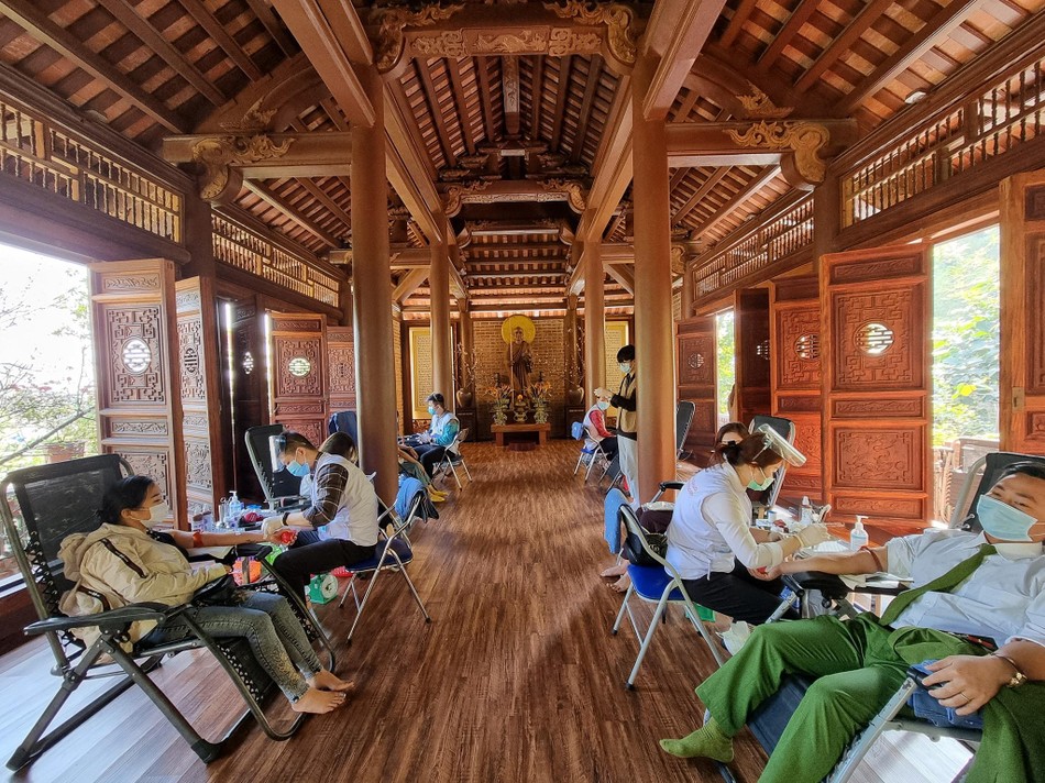 Các tình nguyện viên đang được lấy máu - Ảnh: Đức An Các tình nguyện viên đang được lấy máu - Ảnh: Đức An