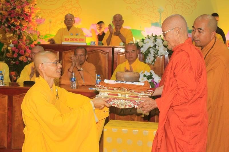 Hòa thượng Thích Thiện An - viện chủ chùa Kim Huê đã trao y bát truyền thừa tổ đình cho tân trụ trì Hòa thượng Thích Thiện An - viện chủ chùa Kim Huê đã trao y bát truyền thừa tổ đình cho tân trụ trì