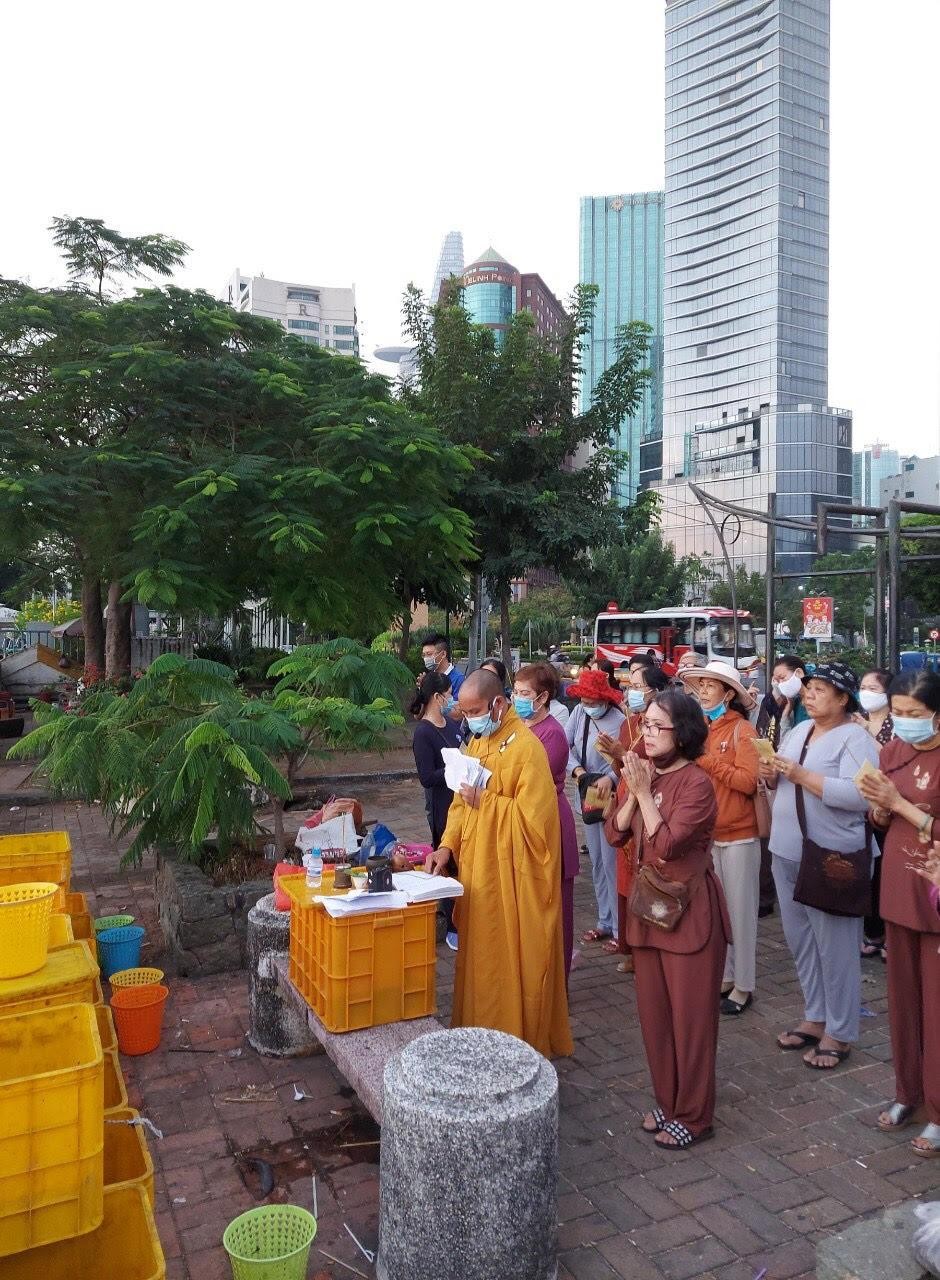 Đại đức Thích Thiện Trí làm lễ chú nguyện cho các loài thủy tộc Đại đức Thích Thiện Trí làm lễ chú nguyện cho các loài thủy tộc