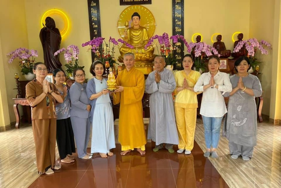 Thượng tọa Thích Thông Huệ tiếp nhận tôn tượng Bồ-tát Quán Thế Âm do nhóm Phụng Sự Tam Bảo cúng dường Thượng tọa Thích Thông Huệ tiếp nhận tôn tượng Bồ-tát Quán Thế Âm do nhóm Phụng Sự Tam Bảo cúng dường