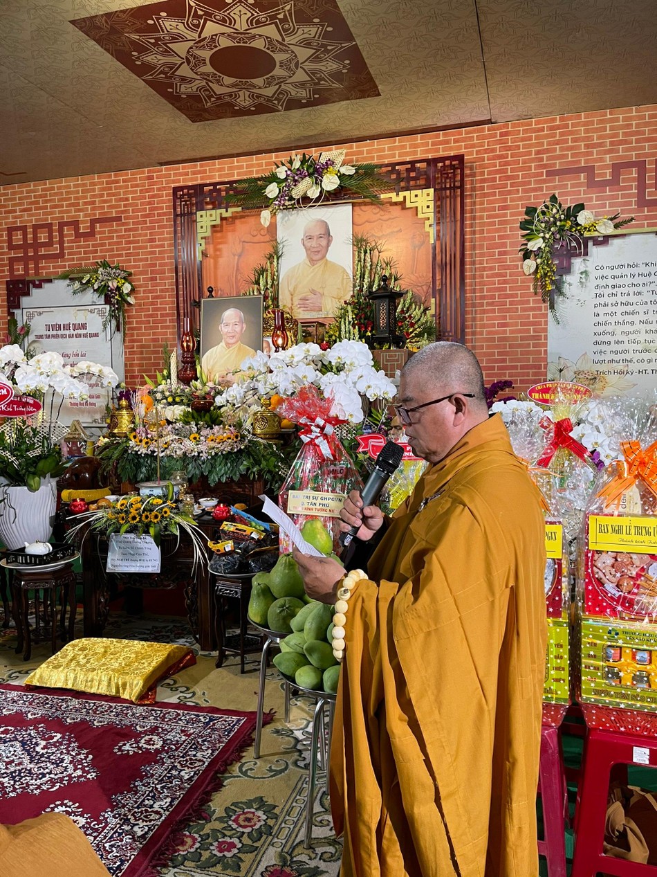 Hòa thượng Thích Thiện Hòa cung tuyên tiểu sử cố Hòa thượng Thích Huệ Hưng
