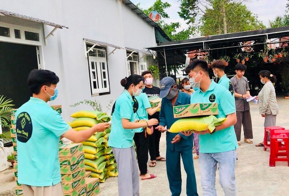 Nhóm thiện nguyện Bao Dung trao tận tay người dân những phần quà Nhóm thiện nguyện Bao Dung trao tận tay người dân những phần quà