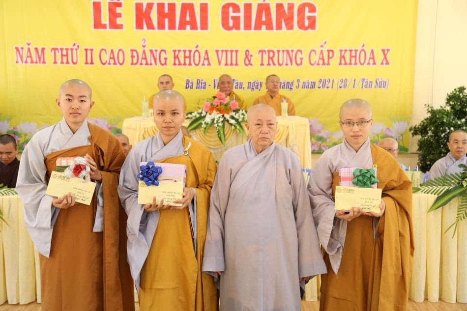 Ni trưởng Thích nữ Như Như phát thưởng cho Ni sinh lớp Trung cấp có thành tích xuất sắc Ni trưởng Thích nữ Như Như phát thưởng cho Ni sinh lớp Trung cấp có thành tích xuất sắc