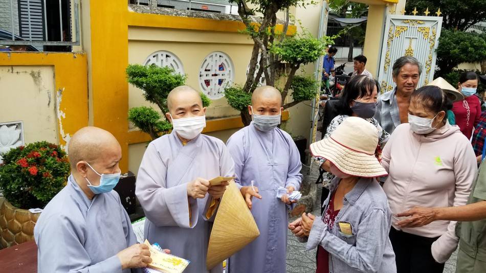 Chư Ni phát bao thư tiền cho bà con nghèo Chư Ni phát bao thư tiền cho bà con nghèo