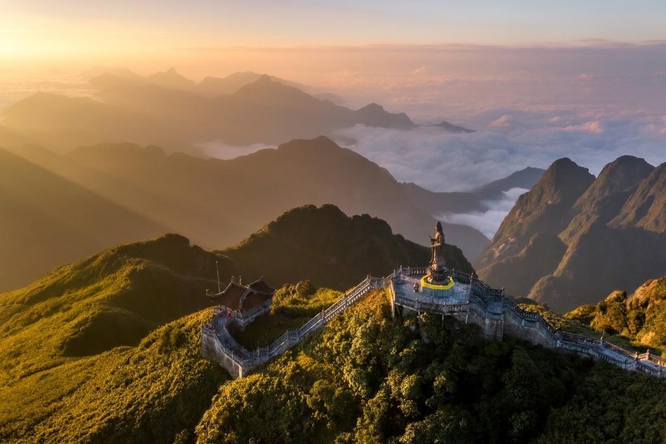 Ngày mới trên đỉnh Fansipan - Ảnh: Nguyễn Phước Hoài