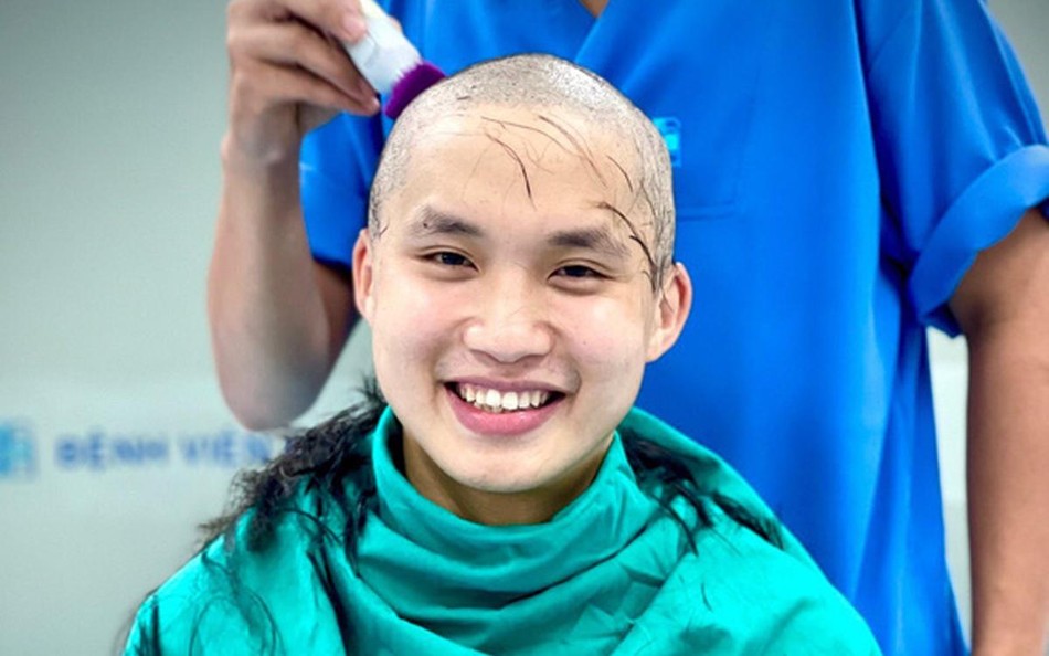Bác sĩ trẻ Đặng Minh Hiệu "xuống tóc" trước khi lên đường chi viện cho Bắc Giang chống dịch - Ảnh: Fb Bệnh viện Đại học Y Dược TP.HCM Bác sĩ trẻ Đặng Minh Hiệu "xuống tóc" trước khi lên đường chi viện cho Bắc Giang chống dịch - Ảnh: Fb Bệnh viện Đại học Y Dược TP.HCM