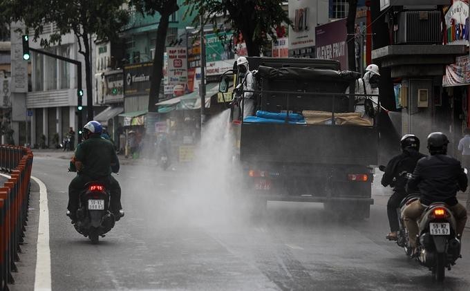 Quân khu 7 phun khử trùng quận Gò Vấp ngày 1-6. Ảnh: Quỳnh Trần. Quân khu 7 phun khử trùng quận Gò Vấp ngày 1-6. Ảnh: Quỳnh Trần.