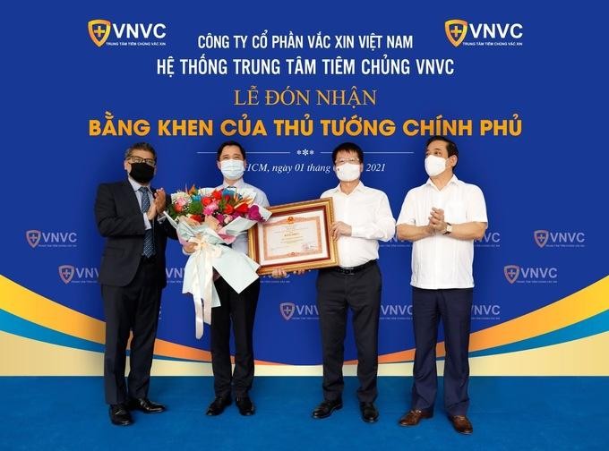 Thứ trưởng Bộ Y tế Trương Quốc Cường (thứ 2 từ phải qua) thay mặt Chính phủ và Bộ Y tế trao tặng bằng khen cho ông Ngô Chí Dũng, Chủ tịch Hội đồng Quản trị kiêm Tổng giám đốc Công ty Cổ phần Vacxin Việt Nam (thứ hai từ trái qua) - Ảnh: Phong Lan. Thứ trưởng Bộ Y tế Trương Quốc Cường (thứ 2 từ phải qua) thay mặt Chính phủ và Bộ Y tế trao tặng bằng khen cho ông Ngô Chí Dũng, Chủ tịch Hội đồng Quản trị kiêm Tổng giám đốc Công ty Cổ phần Vacxin Việt Nam (thứ hai từ trái qua) - Ảnh: Phong Lan.