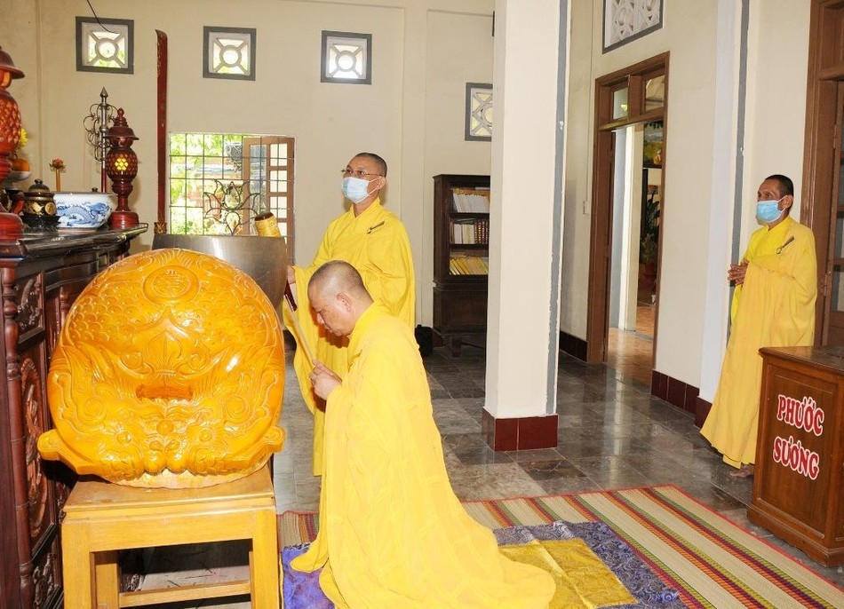 Hòa thượng Thích Phước Minh niêm hương Hòa thượng Thích Phước Minh niêm hương