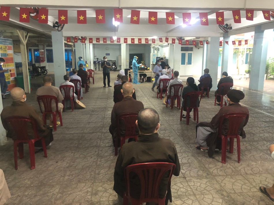 Chư Tăng Ni tham gia lấy mẫu xét nghiệm tại Trường THCS Nguyễn Văn Bé Chư Tăng Ni tham gia lấy mẫu xét nghiệm tại Trường THCS Nguyễn Văn Bé