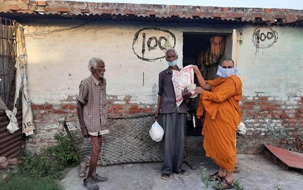 Tặng quà cho người dân nghèo ở Ấn Độ - Ảnh: Minh Lộc Tặng quà cho người dân nghèo ở Ấn Độ - Ảnh: Minh Lộc