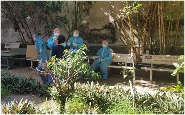 Tổ chức lấy mẫu mở rộng tại các khu vực liên quan ca bệnh tại Tân Phú - Ảnh: Trung tâm Y tế quận Tân Phú