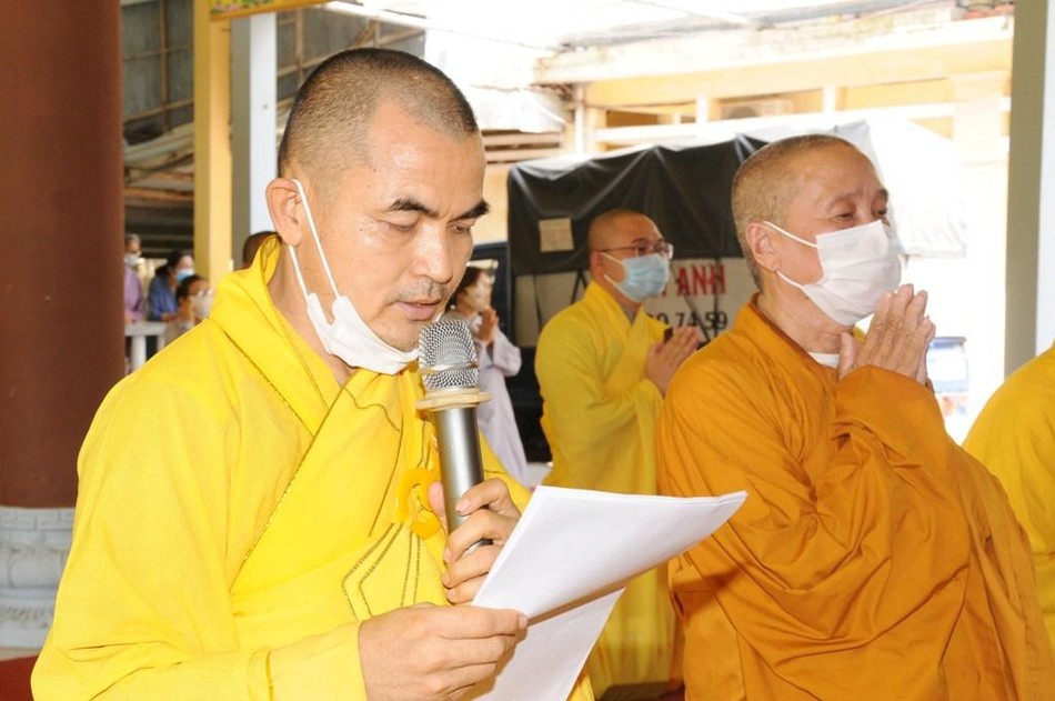 Đại đức Thích Viên Tánh, trụ trì chùa Đạo Nguyên dâng lời tác bạch cúng dường Đại đức Thích Viên Tánh, trụ trì chùa Đạo Nguyên dâng lời tác bạch cúng dường