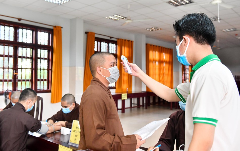 Kiểm tra thân nhiệt