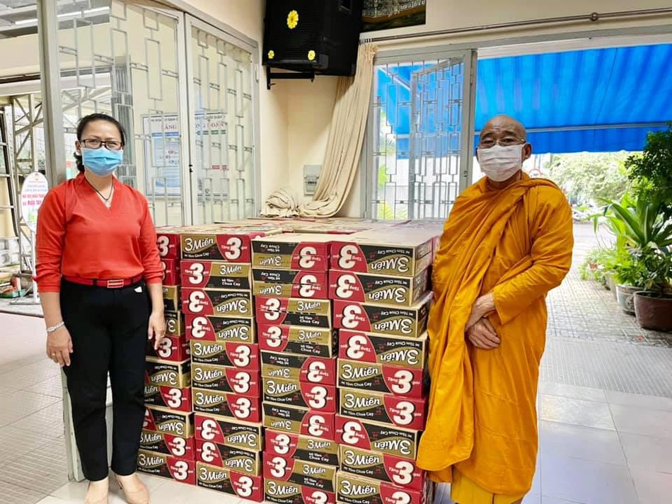 Thượng tọa Thích Minh Lộc trao 200 thùng mì đến đại diện Ủy ban MTTQVN quận Bình Thạnh Thượng tọa Thích Minh Lộc trao 200 thùng mì đến đại diện Ủy ban MTTQVN quận Bình Thạnh