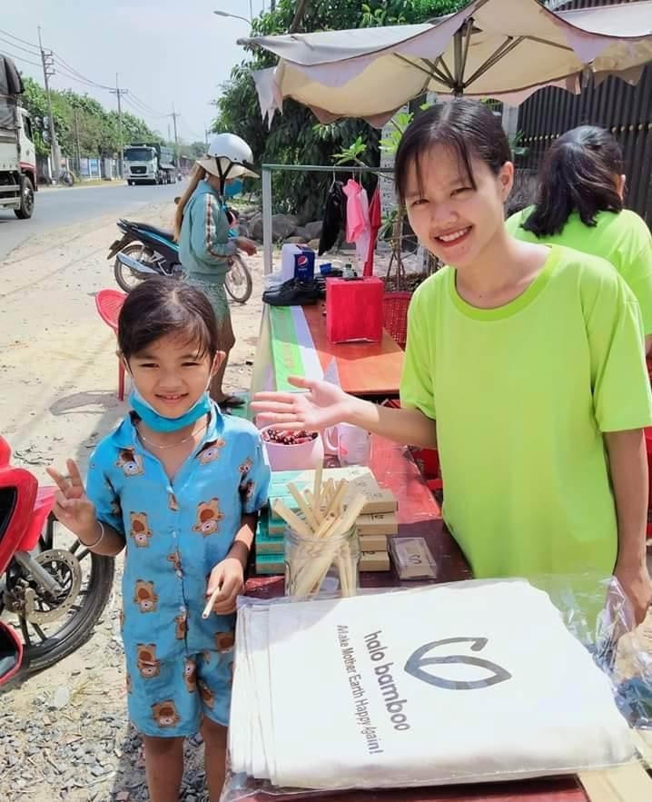 Đặng Thị Thơm trong một chương trình gây quỹ cho hoạt động của Gen Xanh Đặng Thị Thơm trong một chương trình gây quỹ cho hoạt động của Gen Xanh