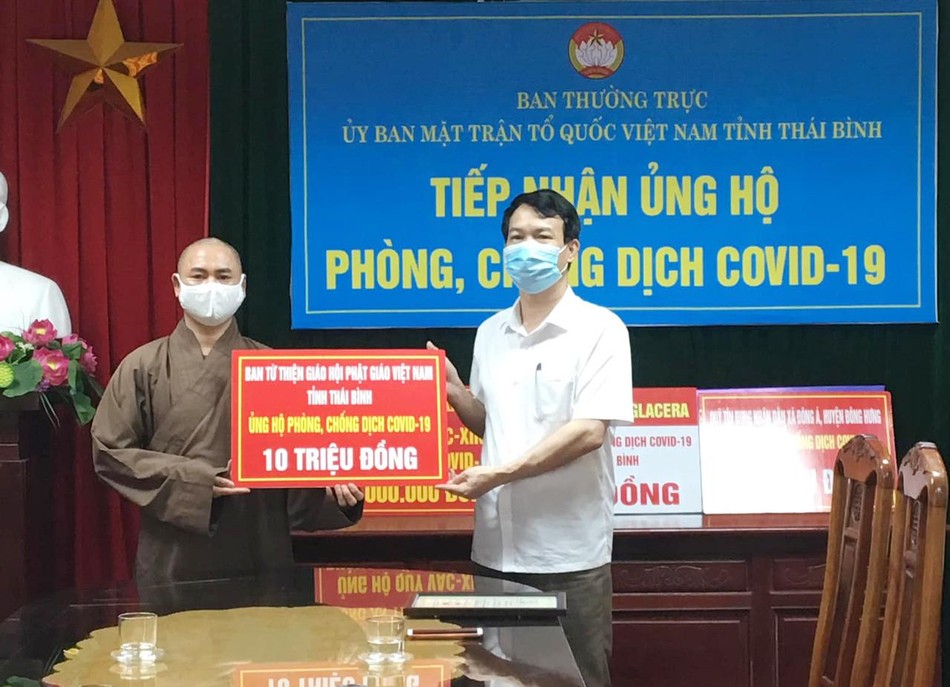 Đại đức Thích Thanh Mẫn trao số tiền ủng hộ quỹ phòng chống dịch Covid-19 của tỉnh Thái Bình