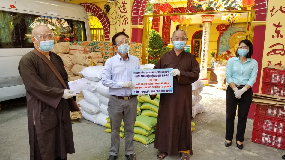 Chư tôn đức trao quà, tiền đến Chủ tịch UBND phường 16, quận 8 để hỗ trợ cho bà con nghèo trong khu vực bị cách ly