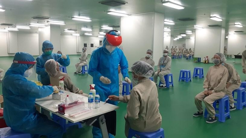 Tổ chức lấy mẫu xét nghiệm giám sát tại Khu công nghệ cao - Ảnh: Văn Tùng Tổ chức lấy mẫu xét nghiệm giám sát tại Khu công nghệ cao - Ảnh: Văn Tùng