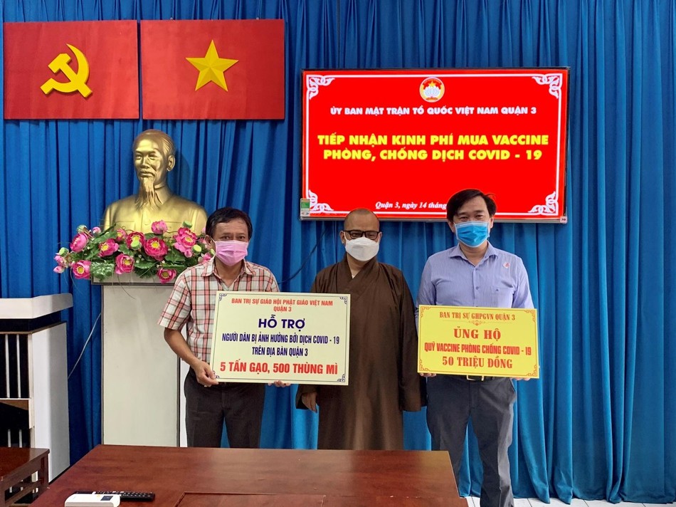 Đại đức Thích Thiện Châu trao bảng tượng trưng kinh phí và quà tặng cho UBMTTQVN quận 3 Đại đức Thích Thiện Châu trao bảng tượng trưng kinh phí và quà tặng cho UBMTTQVN quận 3