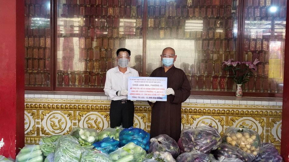 Ông Lê Ngọc Hải, Bí thư Đảng ủy phường 15, quận 8 nhận quà hỗ trợ cho bà con nghèo