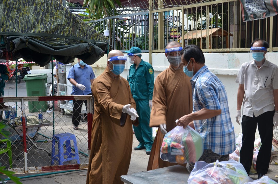 Thượng tọa Thích Tâm Chơn tặng quà đến bà con tại khu cách ly hẻm số 9 Nguyễn Thiện Thuật, phường 14, quận Bình Thạnh