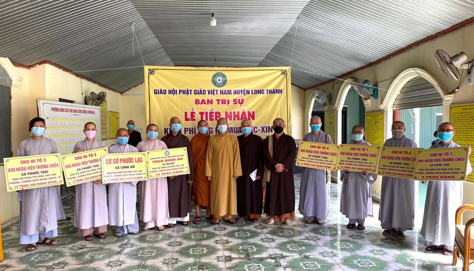 Chư Ni trao biển hiệu tượng trưng số tiền ủng hộ quỹ mua vaccine phòng chống Covid-19 Chư Ni trao biển hiệu tượng trưng số tiền ủng hộ quỹ mua vaccine phòng chống Covid-19