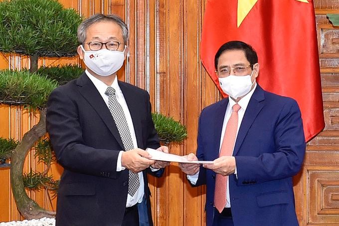 Đại sứ Nhật Bản chuyển thông điệp của Thủ tướng Suga Yoshihide gửi Thủ tướng Phạm Minh Chính về việc hỗ trợ Việt Nam một triệu liều vaccine Covid-19 - Ảnh: Nhật Bắc Đại sứ Nhật Bản chuyển thông điệp của Thủ tướng Suga Yoshihide gửi Thủ tướng Phạm Minh Chính về việc hỗ trợ Việt Nam một triệu liều vaccine Covid-19 - Ảnh: Nhật Bắc