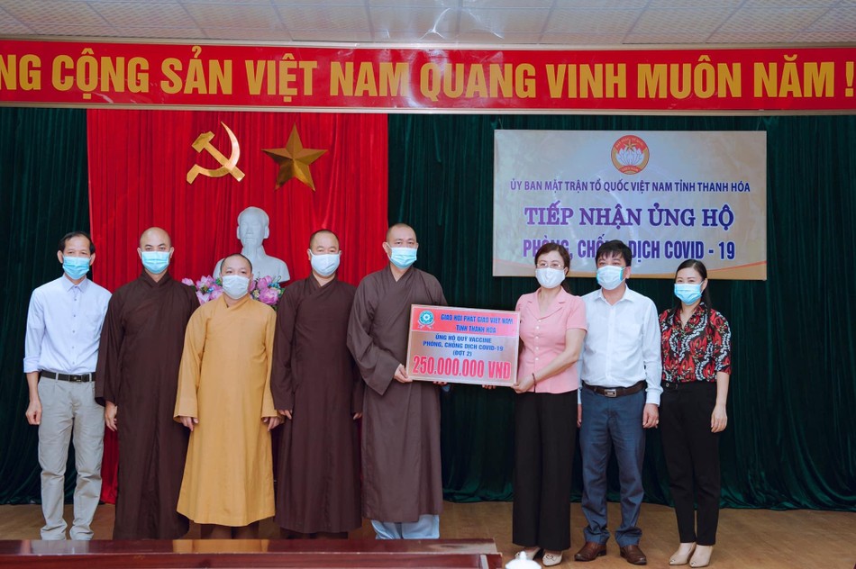 Thượng tọa Thích Tâm Đức cùng chư tôn đức Ban Thường trực Ban Trị sự GHPGVN tỉnh trao 250 triệu đồng ủng hộ đợt 2 vào quỹ vắc-xin phòng chống Covid-19 Thượng tọa Thích Tâm Đức cùng chư tôn đức Ban Thường trực Ban Trị sự GHPGVN tỉnh trao 250 triệu đồng ủng hộ đợt 2 vào quỹ vắc-xin phòng chống Covid-19