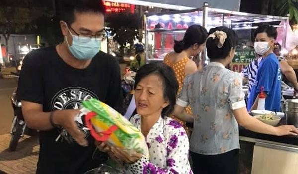 Những cộng sự cùng chia sẻ quà tới người nghèo - Ảnh: Tú Minh Những cộng sự cùng chia sẻ quà tới người nghèo - Ảnh: Tú Minh