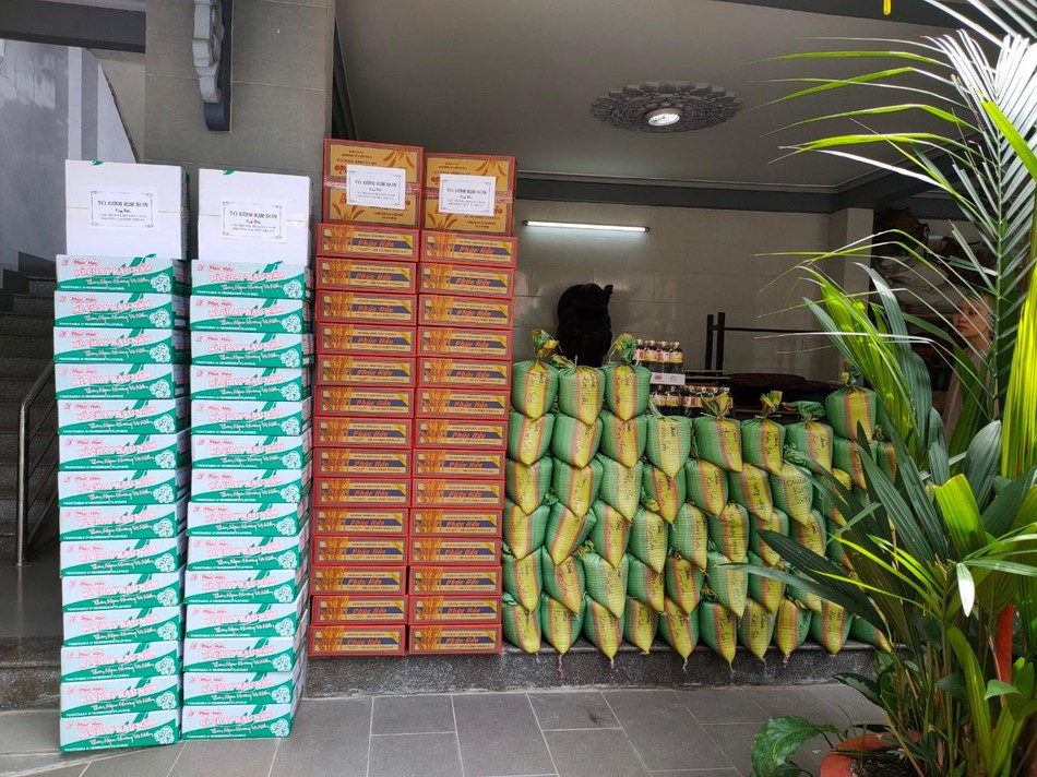 Vật phẩm của Phật tử gửi cúng dường chư Ni chùa Kim Sơn