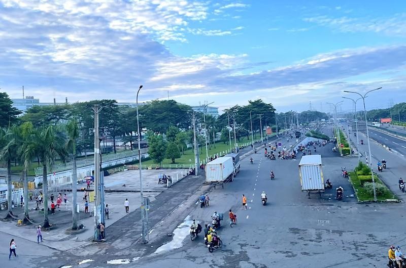 Khu vực chợ tự phát trước cổng chính Công ty PouYuen đã được lực lượng chức năng quận xử lý - Ảnh: Lê Bình