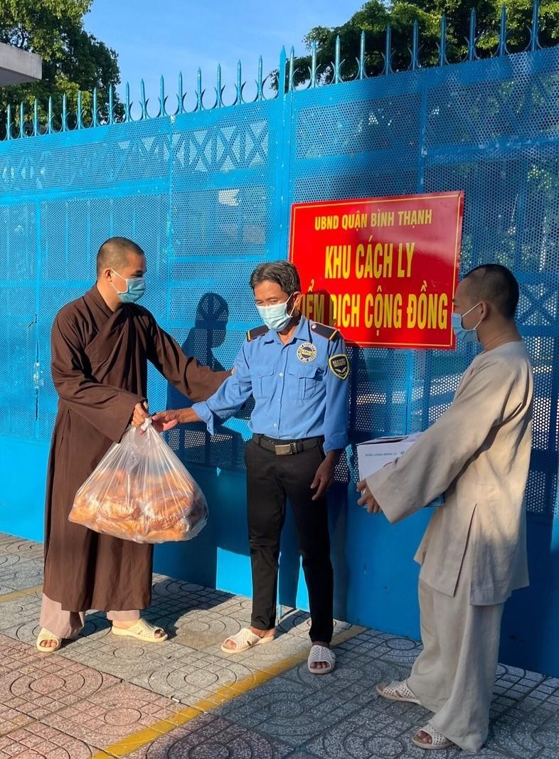 Đại đức Thích Thị Pháp tặng bánh mì, nước uống tại các điểm cách ly