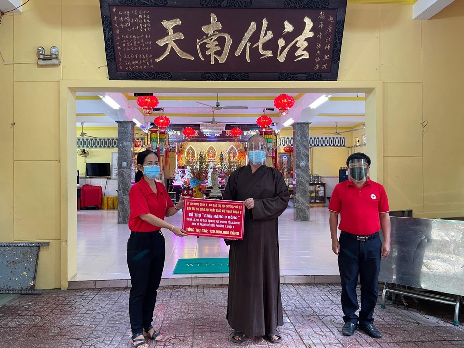 Thượng tọa Thích Huệ Công đại diện trao quà Thượng tọa Thích Huệ Công đại diện trao quà