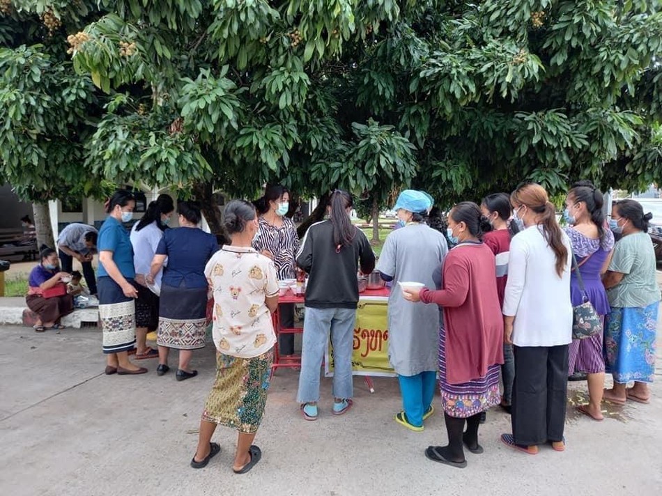 Xếp hàng nhận &quot;Bát cháo nghĩa tình&quot;