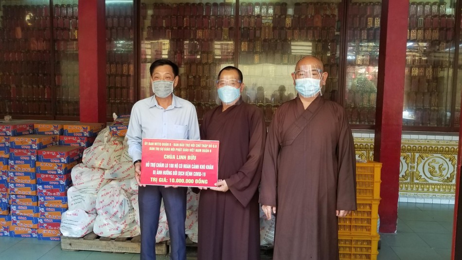 Ông Lê Ngọc Hải tiếp nhận tiền, quà để trao đến cho bà con có hoàn cảnh khó khăn trên địa bàn Ông Lê Ngọc Hải tiếp nhận tiền, quà để trao đến cho bà con có hoàn cảnh khó khăn trên địa bàn