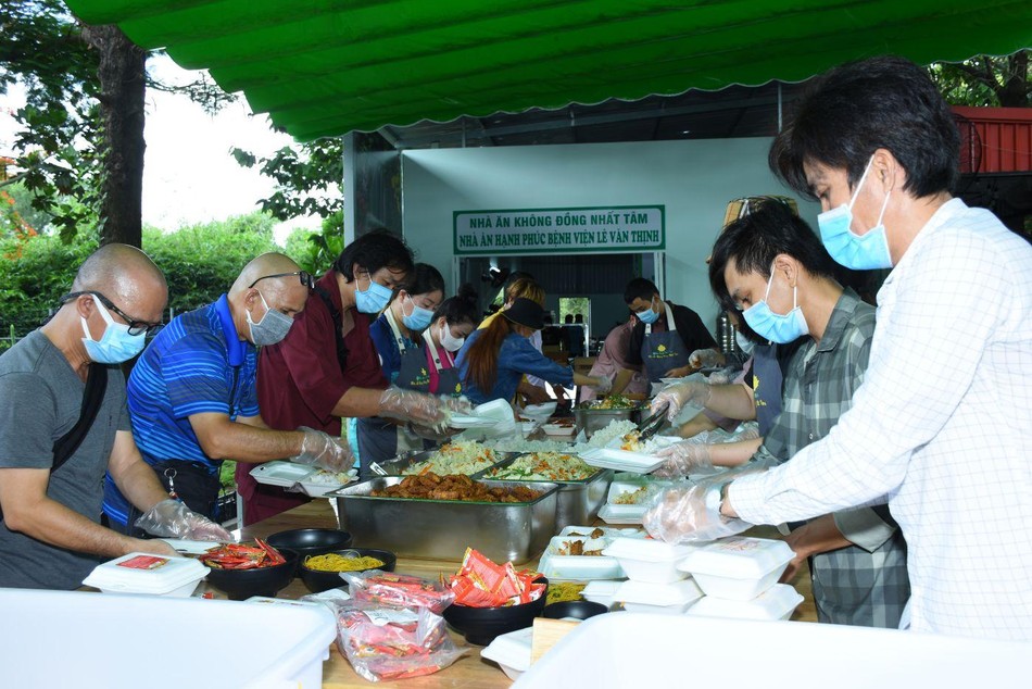 Nhóm Nhất Tâm đang chuẩn bị các phần cơm Nhóm Nhất Tâm đang chuẩn bị các phần cơm