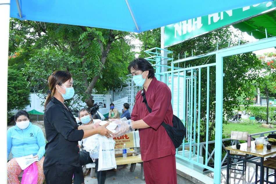 Những phần cơm được ân cần trao đến tay người nhận Những phần cơm được ân cần trao đến tay người nhận