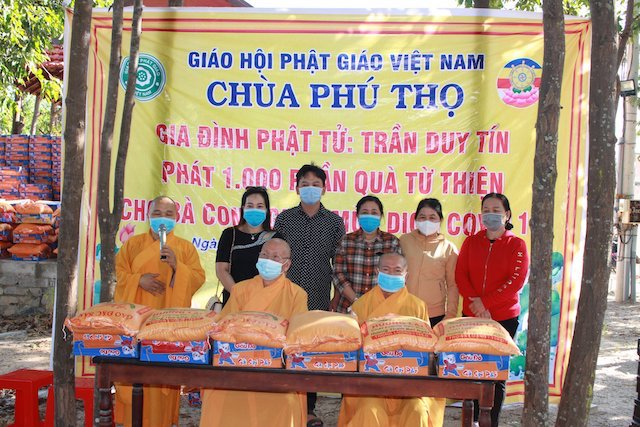 Buổi phát quà tại khuôn viên chùa Phú Thọ