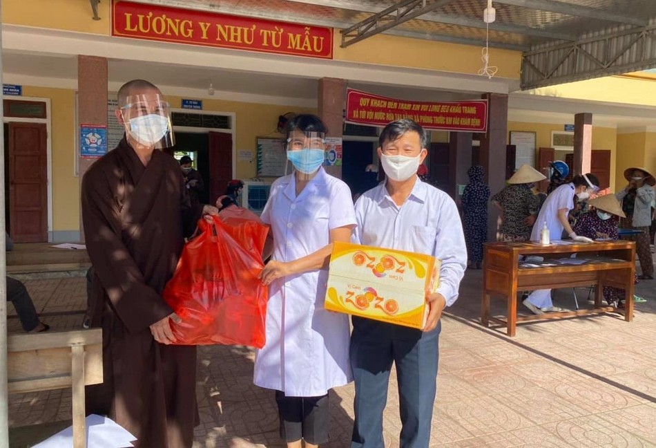 Đại đức Thích Quảng Bảo thăm tặng quà tới lực lượng y, bác sĩ tuyến đầu trong công tác phòng, chống dịch Covid-19 Đại đức Thích Quảng Bảo thăm tặng quà tới lực lượng y, bác sĩ tuyến đầu trong công tác phòng, chống dịch Covid-19