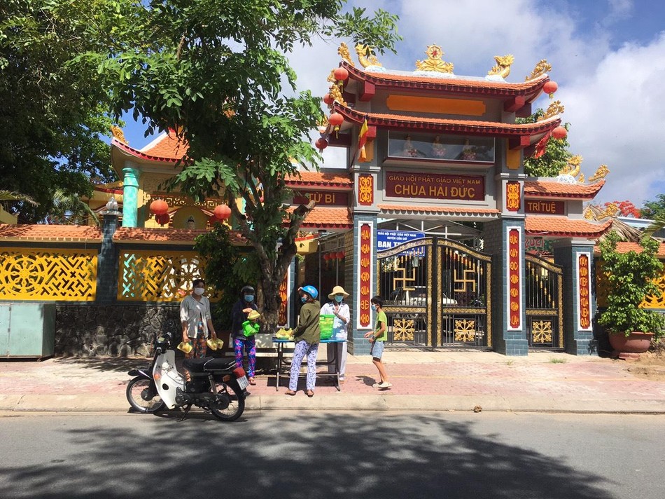 Những phần cơm chay được tặng trước cổng chùa Hải Đức Những phần cơm chay được tặng trước cổng chùa Hải Đức