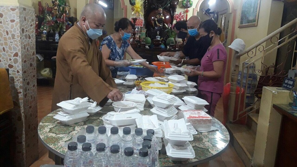 Chư Tăng chùa Vạn Đức và Phật tử chuẩn bị các phần ăn - Ảnh: Trí Chánh Chư Tăng chùa Vạn Đức và Phật tử chuẩn bị các phần ăn - Ảnh: Trí Chánh