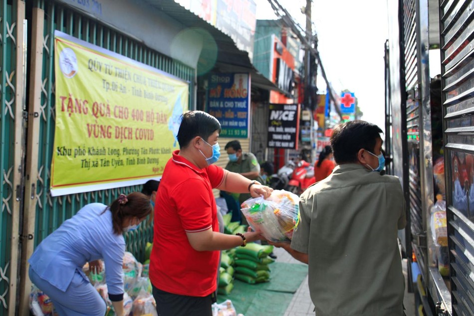 Cán bộ Hội Chữ Thập đỏ và dân quân tự vệ hỗ trợ chùa Thiên Quang đi tặng quà đến từng hộ gia đình trong khu cách ly Cán bộ Hội Chữ Thập đỏ và dân quân tự vệ hỗ trợ chùa Thiên Quang đi tặng quà đến từng hộ gia đình trong khu cách ly
