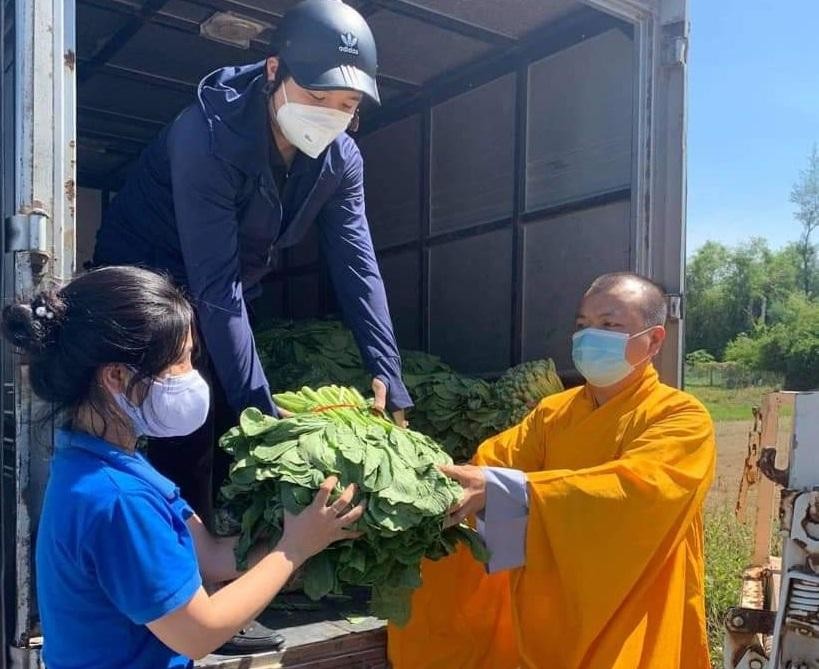 Đoàn viên Thanh niên cơ quan tỉnh đoàn thực hiện tiếp nhận nhu yếu phẩm Đoàn viên Thanh niên cơ quan tỉnh đoàn thực hiện tiếp nhận nhu yếu phẩm