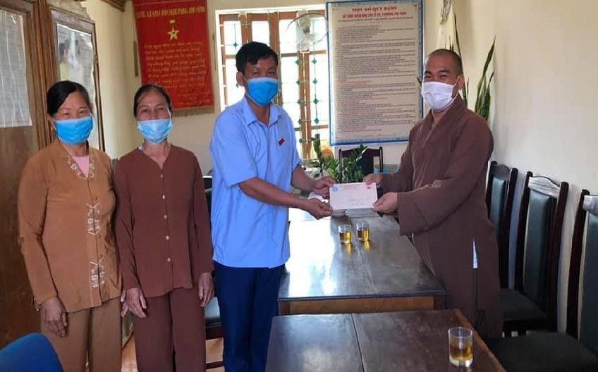 Đại đức Thích Minh Thanh trao 10 triệu đồng đến Ủy ban MTTQVN xã Nam Anh Đại đức Thích Minh Thanh trao 10 triệu đồng đến Ủy ban MTTQVN xã Nam Anh