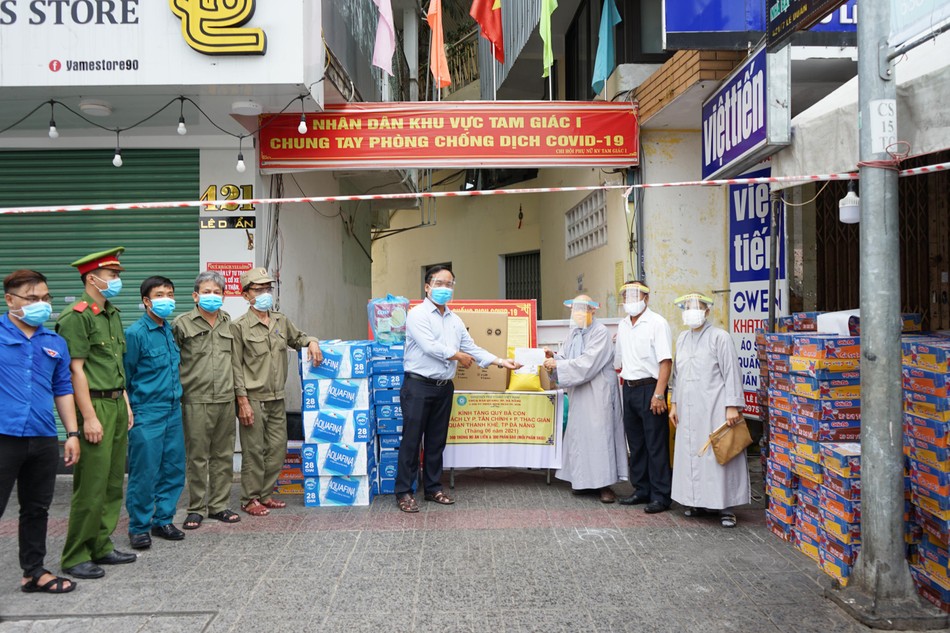 Ni trưởng Thích Nữ Diệu Cảnh trao quà tại khu vực phong tỏa tam giác 1 Ni trưởng Thích Nữ Diệu Cảnh trao quà tại khu vực phong tỏa tam giác 1