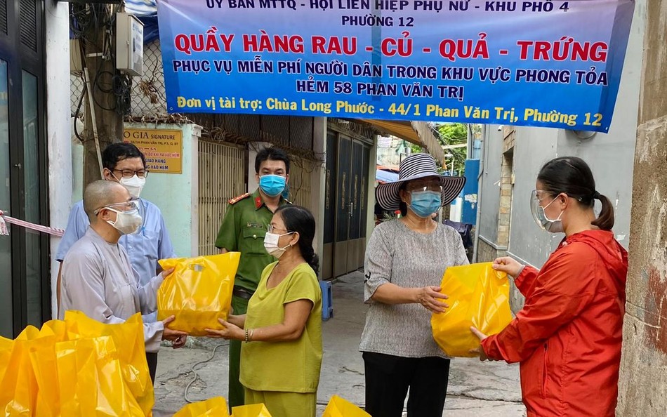 Ni sư Thích nữ Huệ Dâng trao quà cho người dân tại khu vực cách ly Ni sư Thích nữ Huệ Dâng trao quà cho người dân tại khu vực cách ly
