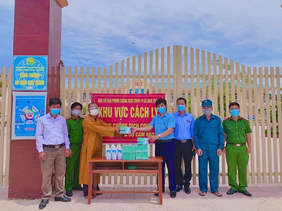 Trao vật tư y tế và quà động viện lực lượng tuyến đầu chống dịch tại xã Nam Xuân (huyện Nam Đàn)