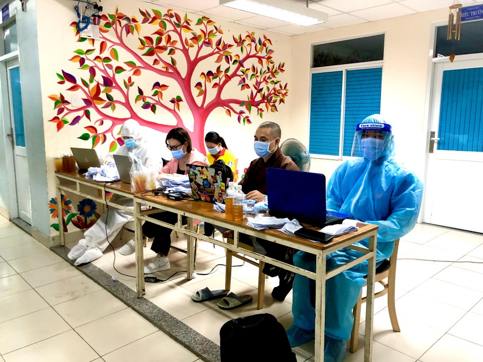 Chư Tăng và các bạn nhóm sinh viên tình nguyện Pháp Vân hỗ trợ nhập liệu mẫu xét nghiệm Chư Tăng và các bạn nhóm sinh viên tình nguyện Pháp Vân hỗ trợ nhập liệu mẫu xét nghiệm