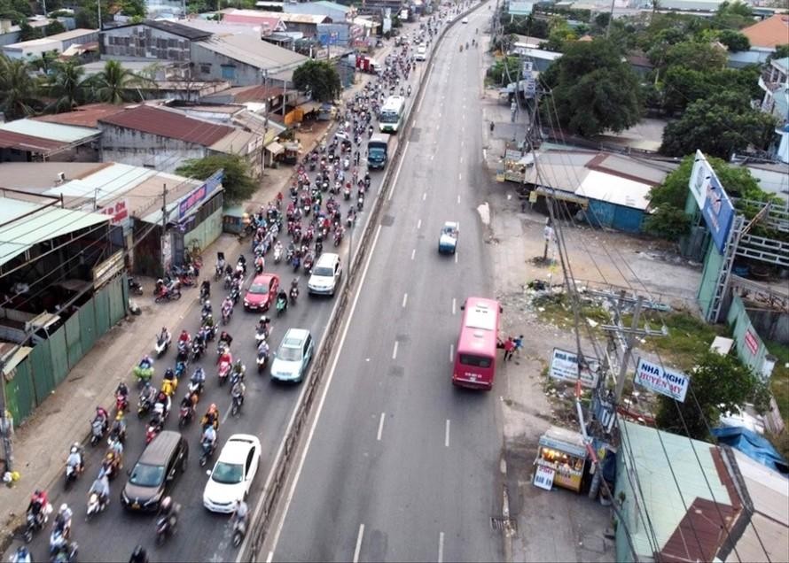 Dòng xe kéo dài ở cửa ngõ phía Tây TP.HCM về các tỉnh Đồng bằng sông Cửu Long - Ảnh: Tiền Phong Dòng xe kéo dài ở cửa ngõ phía Tây TP.HCM về các tỉnh Đồng bằng sông Cửu Long - Ảnh: Tiền Phong